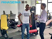 國外健身房，客人擼鐵日常